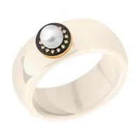 Бежевое золотое керамическое кольцо с жемчугом и бриллиантами