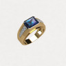 Мужское золотое кольцо корундом сапфир и фианитами